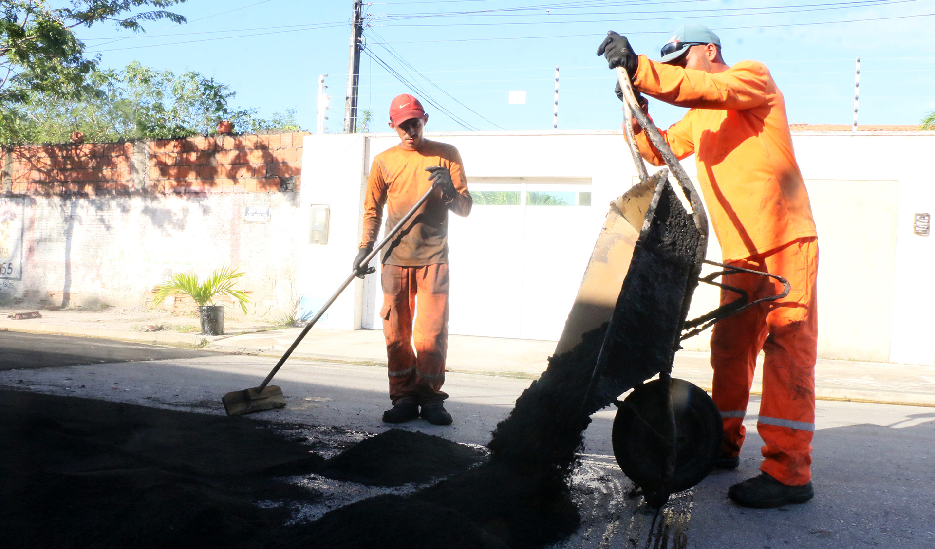 operários com pás nas mãos